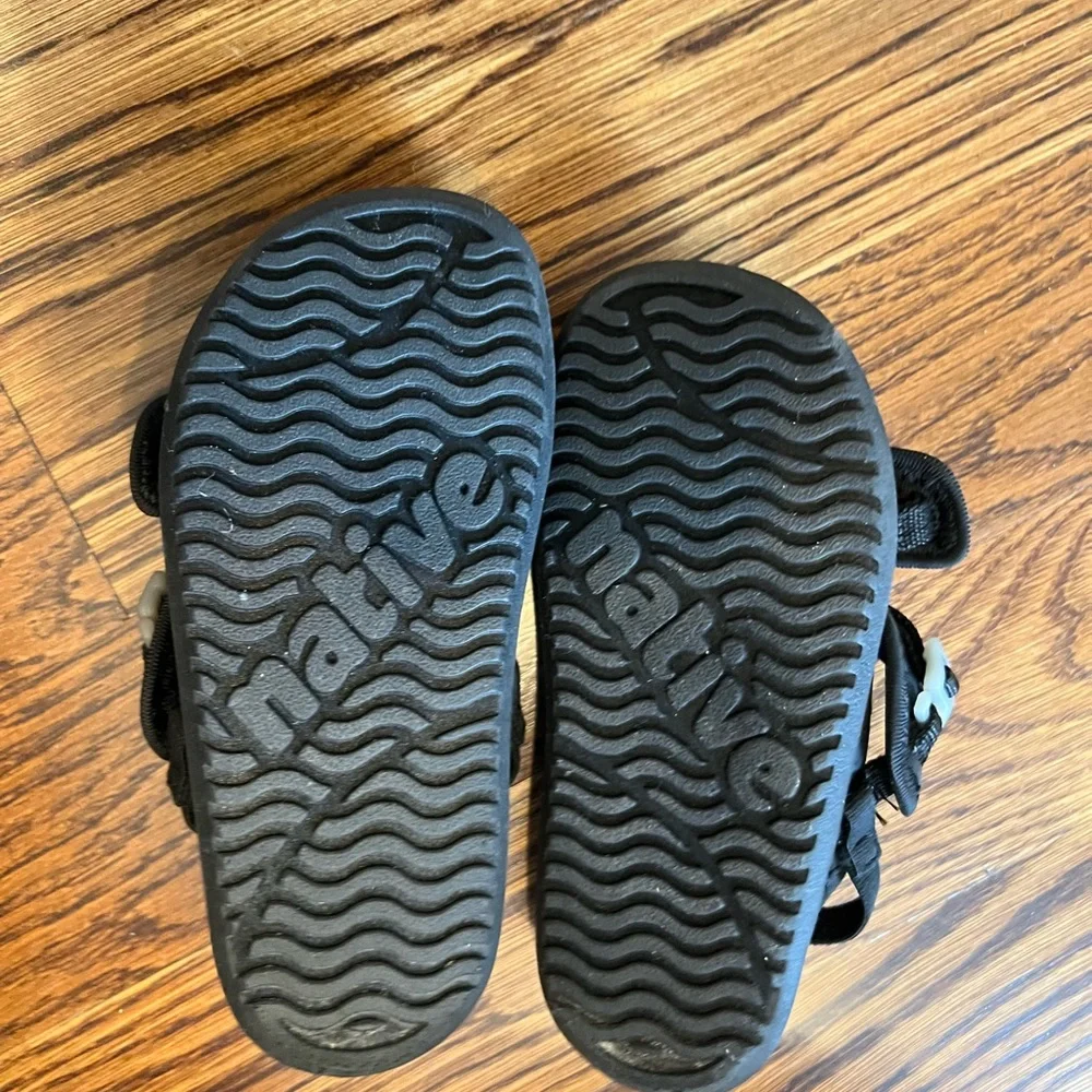 Native sandals boys black size 11 excellent condition